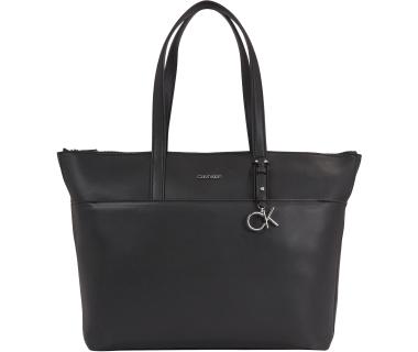 klassischer Shopper CK Must Calvin Klein schwarz Monogrammanhänger