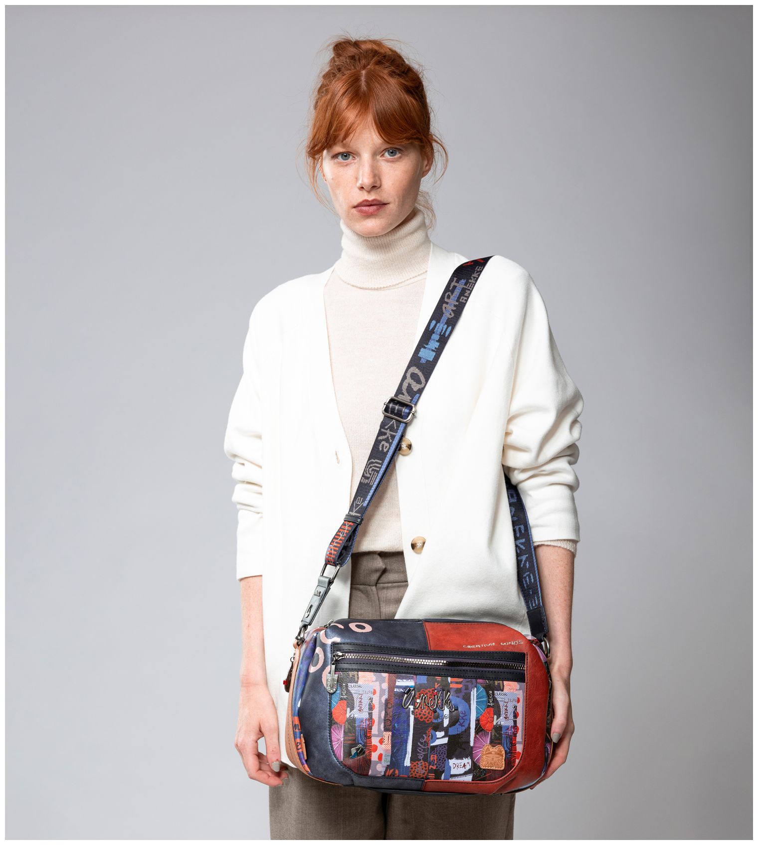 künstlerische Umhängetasche rot blau bunt Anekke Contemporary Kyomu