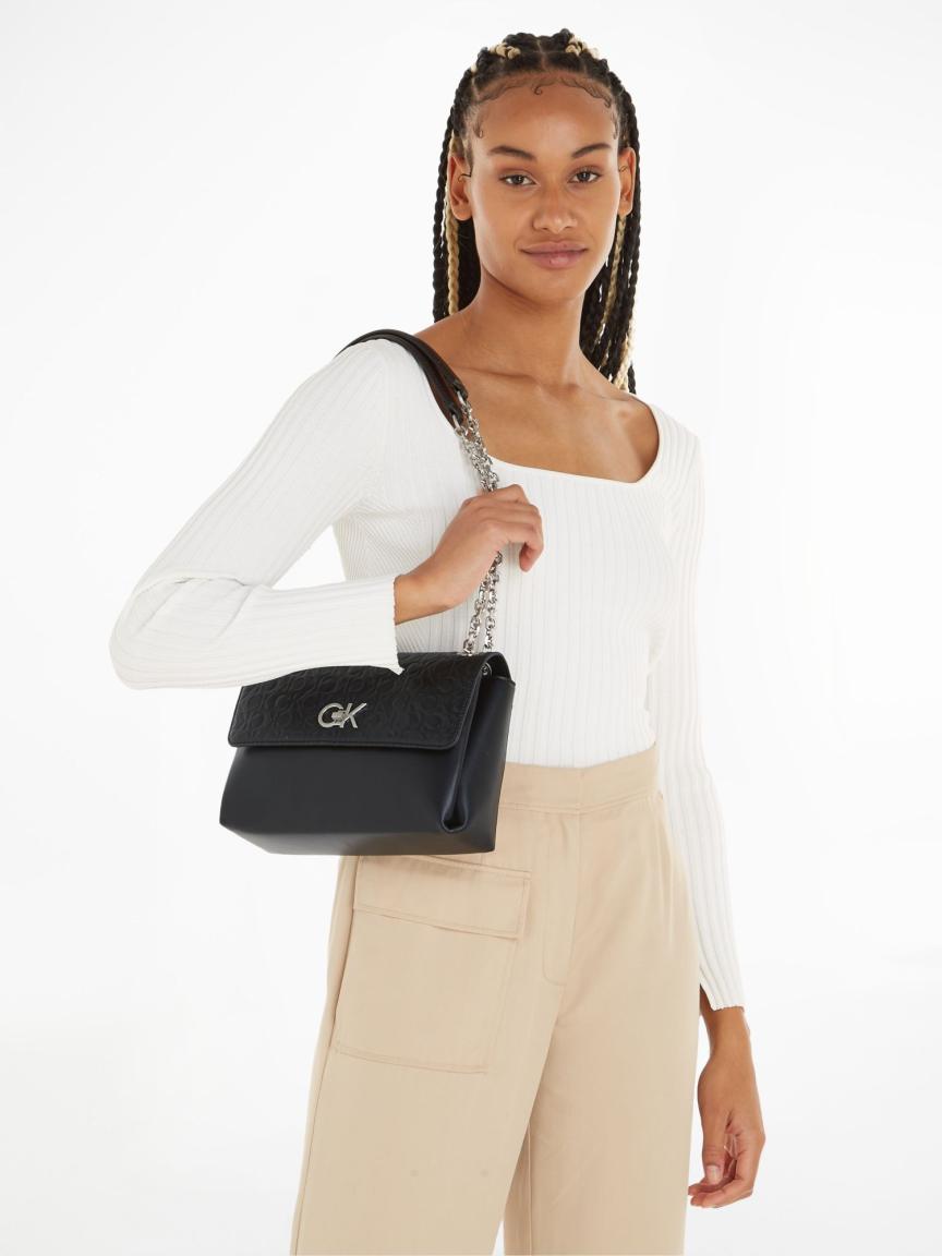 2. Wahl Calvin Klein Re-Lock geprägte Schultertasche schwarz Monogramm