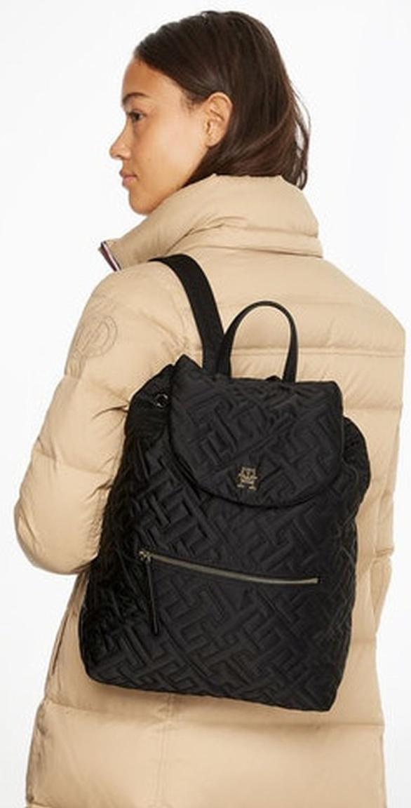 2. Wahl My Tommy Idol wattierter Daypack Women Tommy Hilfiger Monogramm Stickerei Glanz