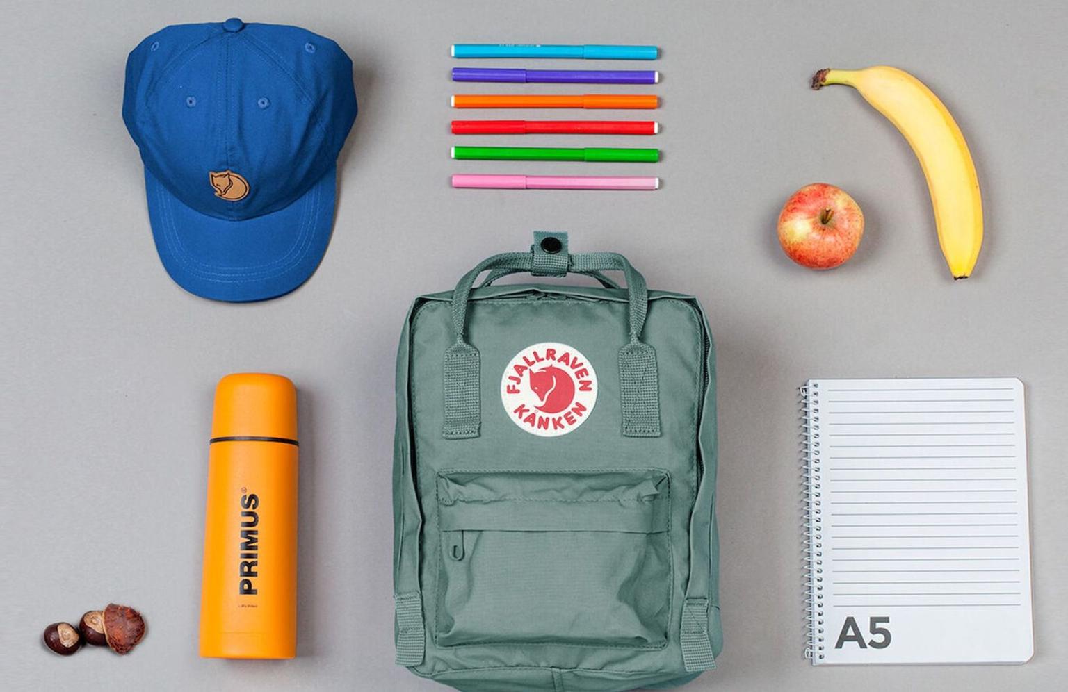 Artic Green Fjällräven Kanken Freizeitrucksack mit orangen Trägern