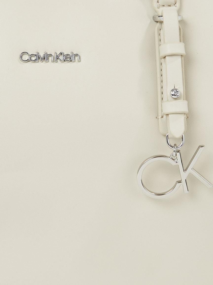 CK Must Henkeltasche Small Stoney Beige Calvin Klein Logoanhänger