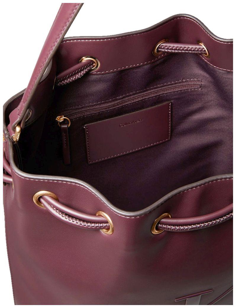 Calvin Klein Beuteltasche mit Tunnelsystem Raised CK Fudge Bordeaux 