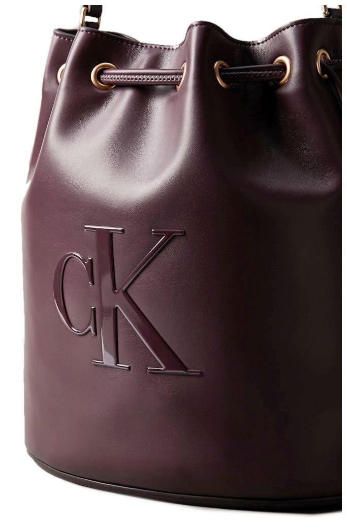 Calvin Klein Beuteltasche mit Tunnelsystem Raised CK Fudge Bordeaux 