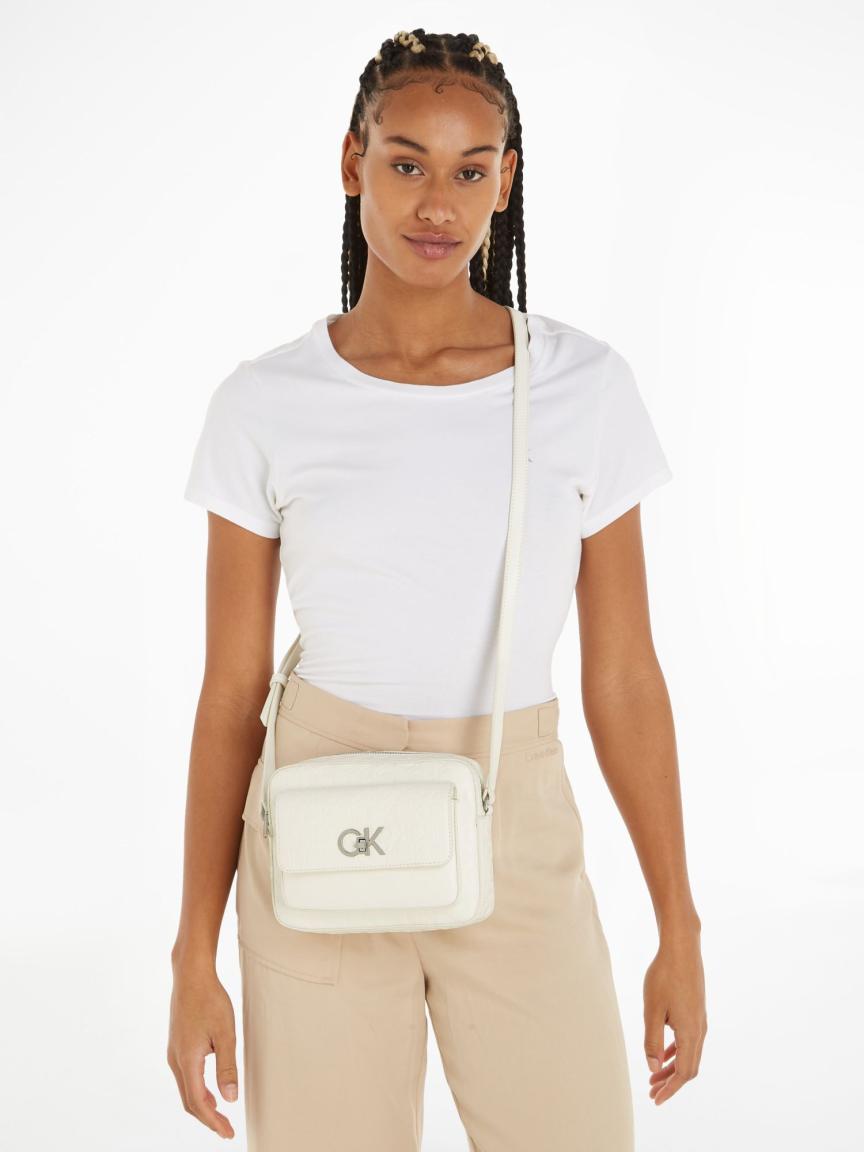 Calvin Klein Crossbodytasche Re-Lock Camera Bag Marshmallow hellbeige Prägung