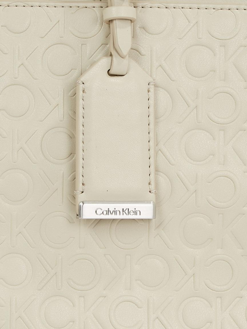 Calvin Klein Henkeltasche CK Must Shopper Monogrammprägung hellbeige