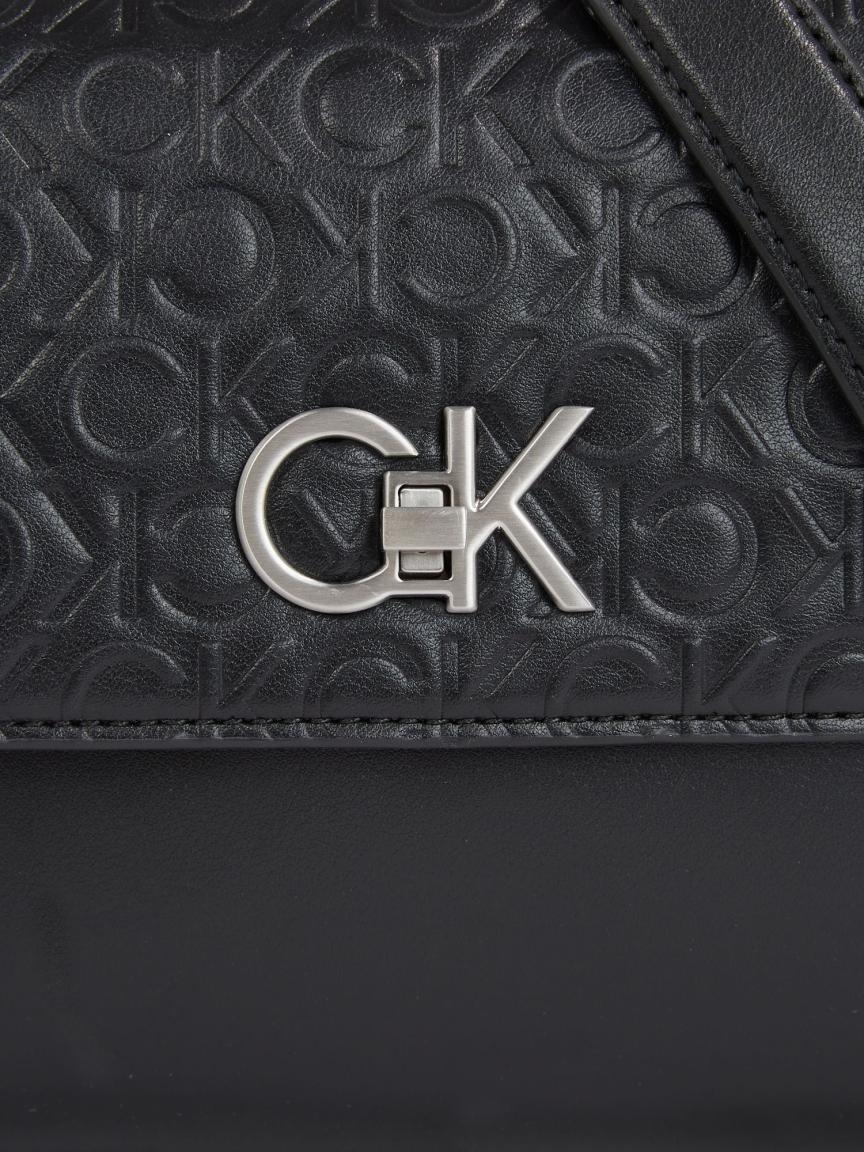 Calvin Klein Re-Lock geprägte Schultertasche schwarz Monogramm