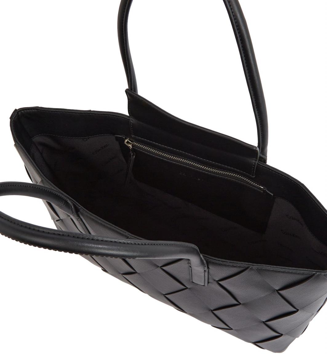 Damen Henkeltasche Woven Medium Black Calvin Klein Flechtdesign