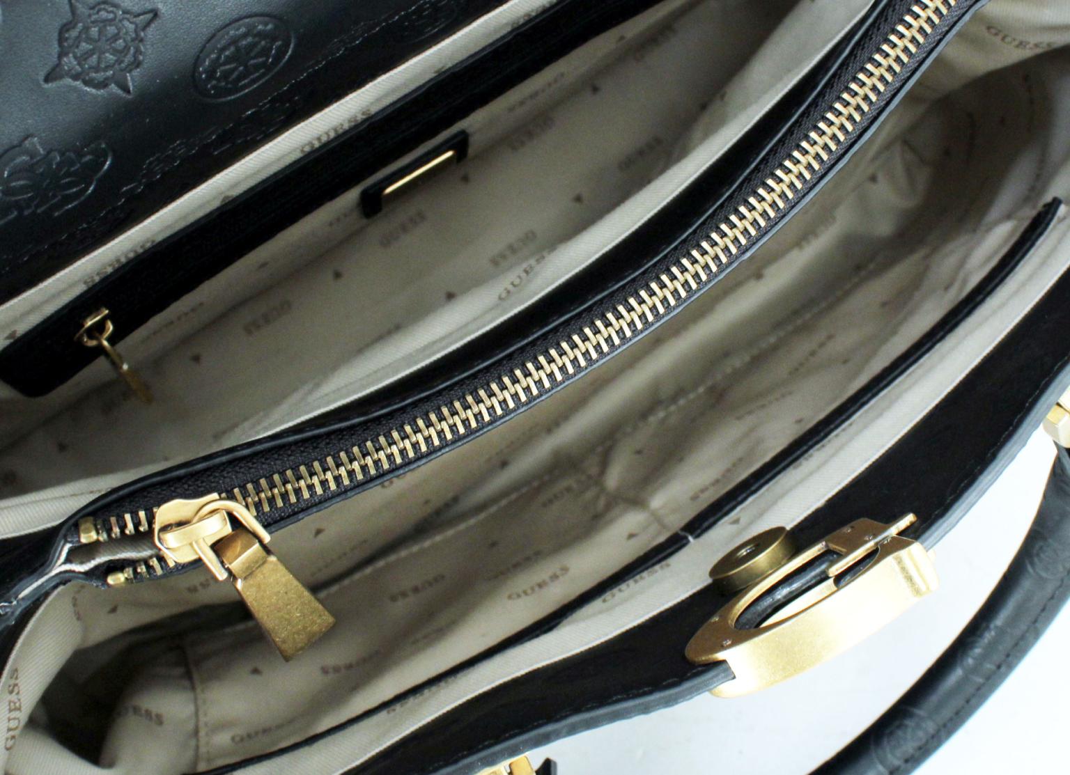 Guess G Vibe Black Logo Kurzgrifftasche Alloverprägung schwarz