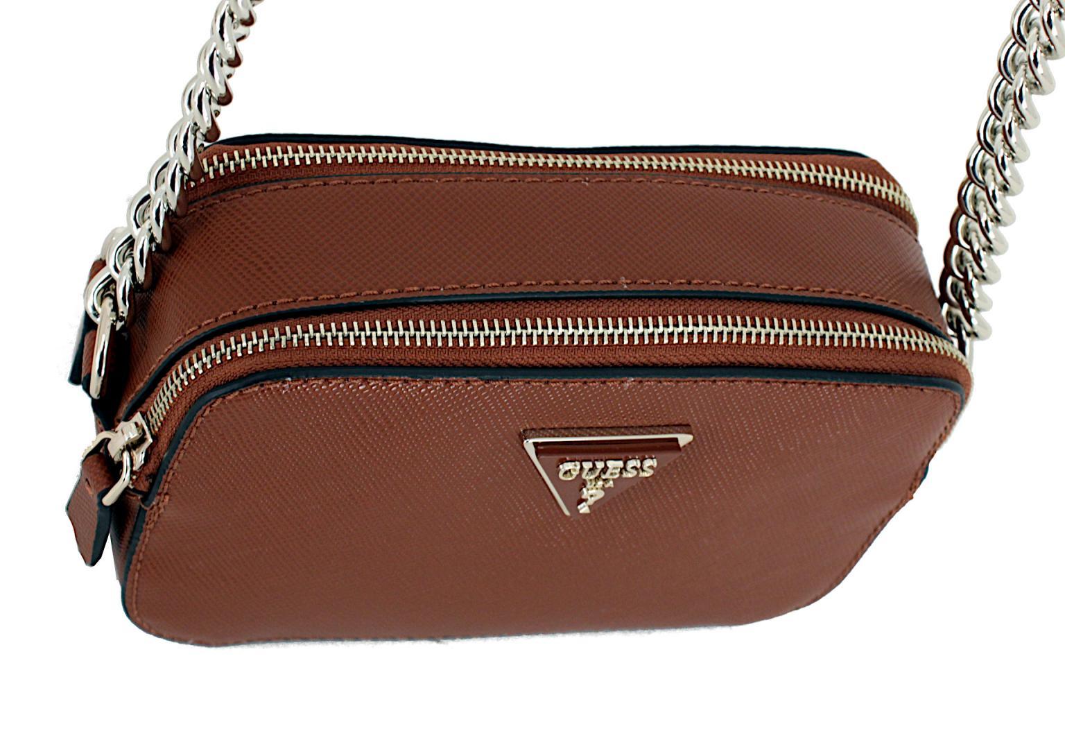 Guess Schultertasche Alloverprägung Noelle Cognac braun
