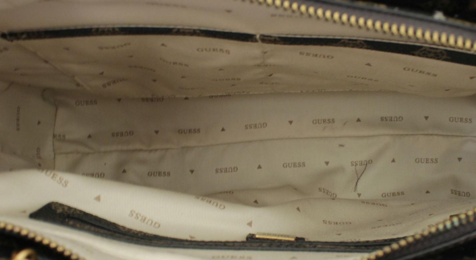 Henkeltasche Guess Centre Stage Mocha Logo Braun Alloverprint Kette