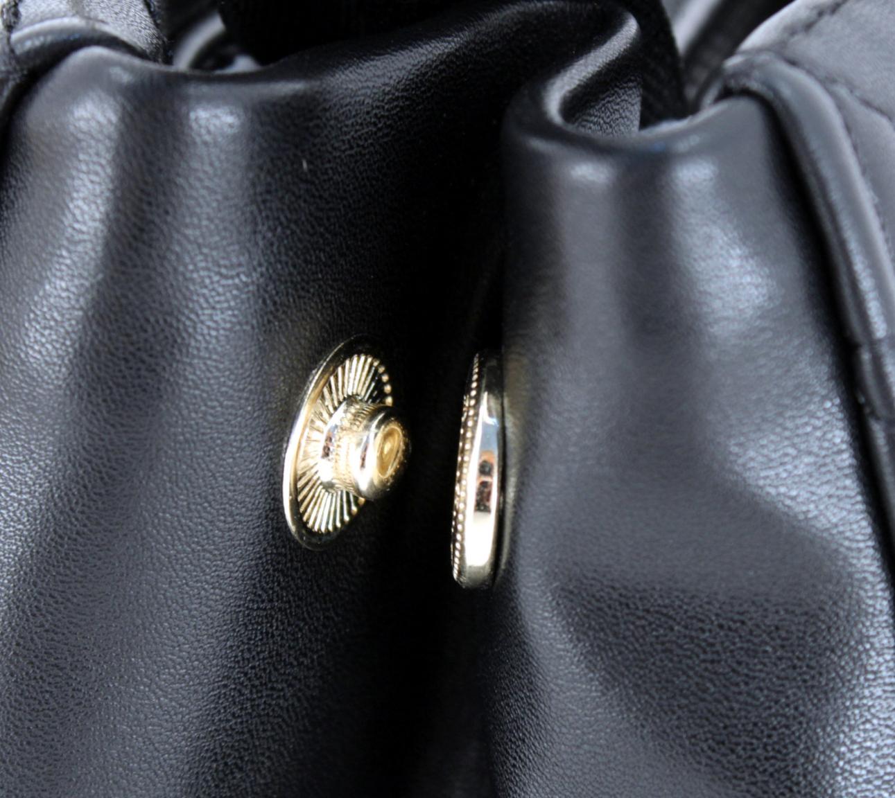 L.Credi Schultertasche Cora Steppnähte weiß Metallkette