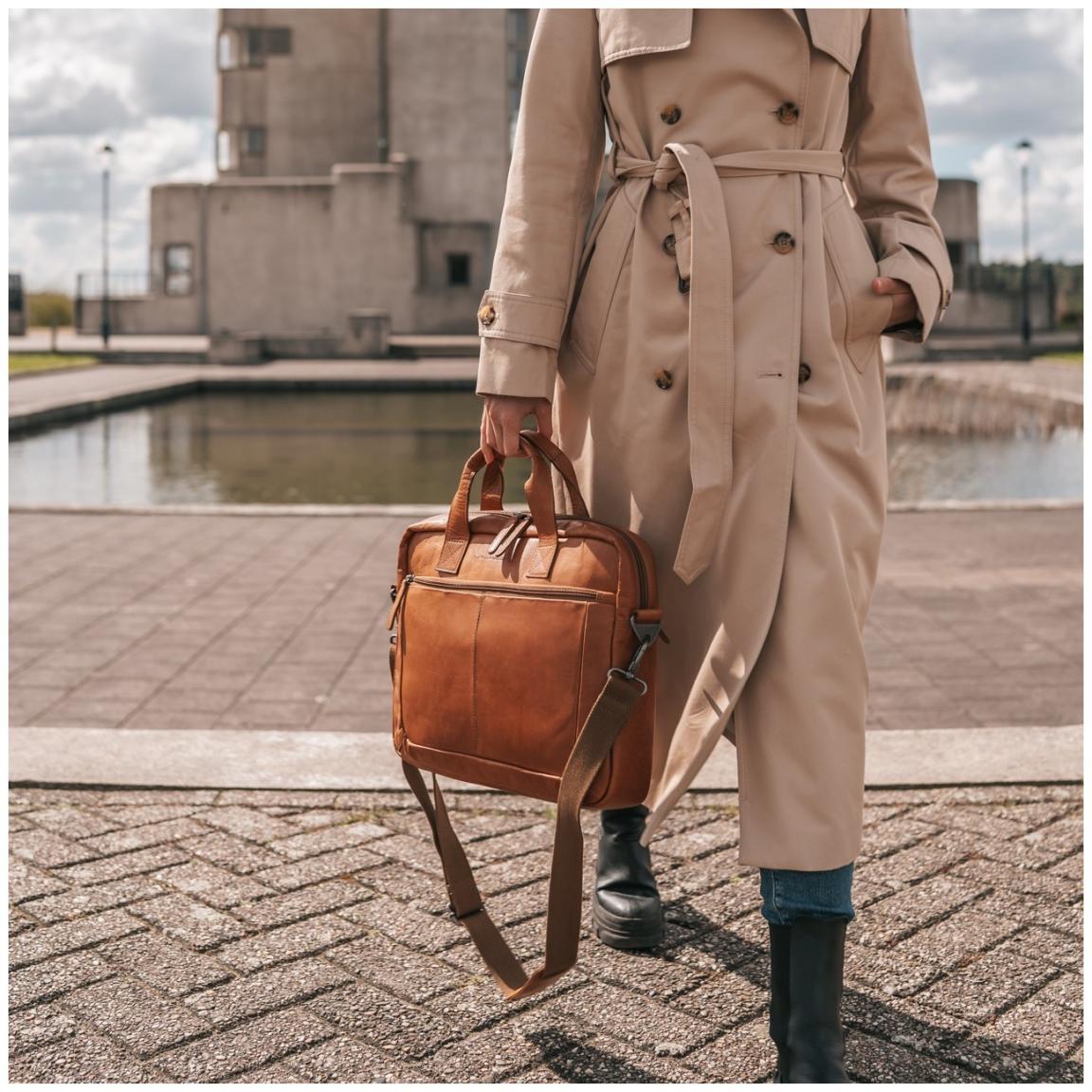 Laptoptasche schwarz The Chesterfield Brand Calvi Waxed Pull Up