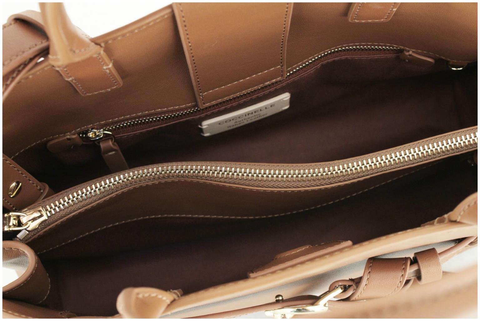 Ledertasche Sabine Coccinelle mittelgroß taupe Zierriemen 