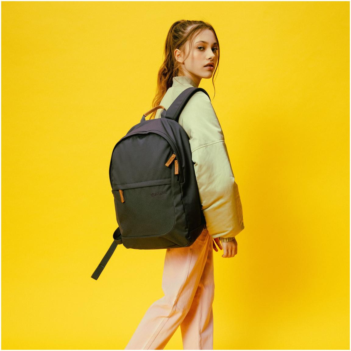 Satch Fly Freizeitrucksack Pure Grey Lederdetails