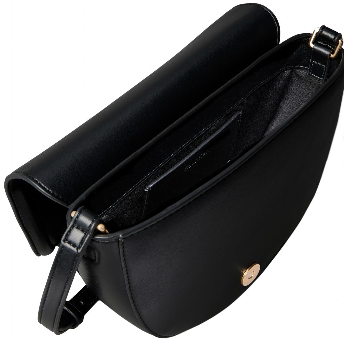 Satteltasche Calvin Klein klassisch schwarz Raised Crossbody Überschlag