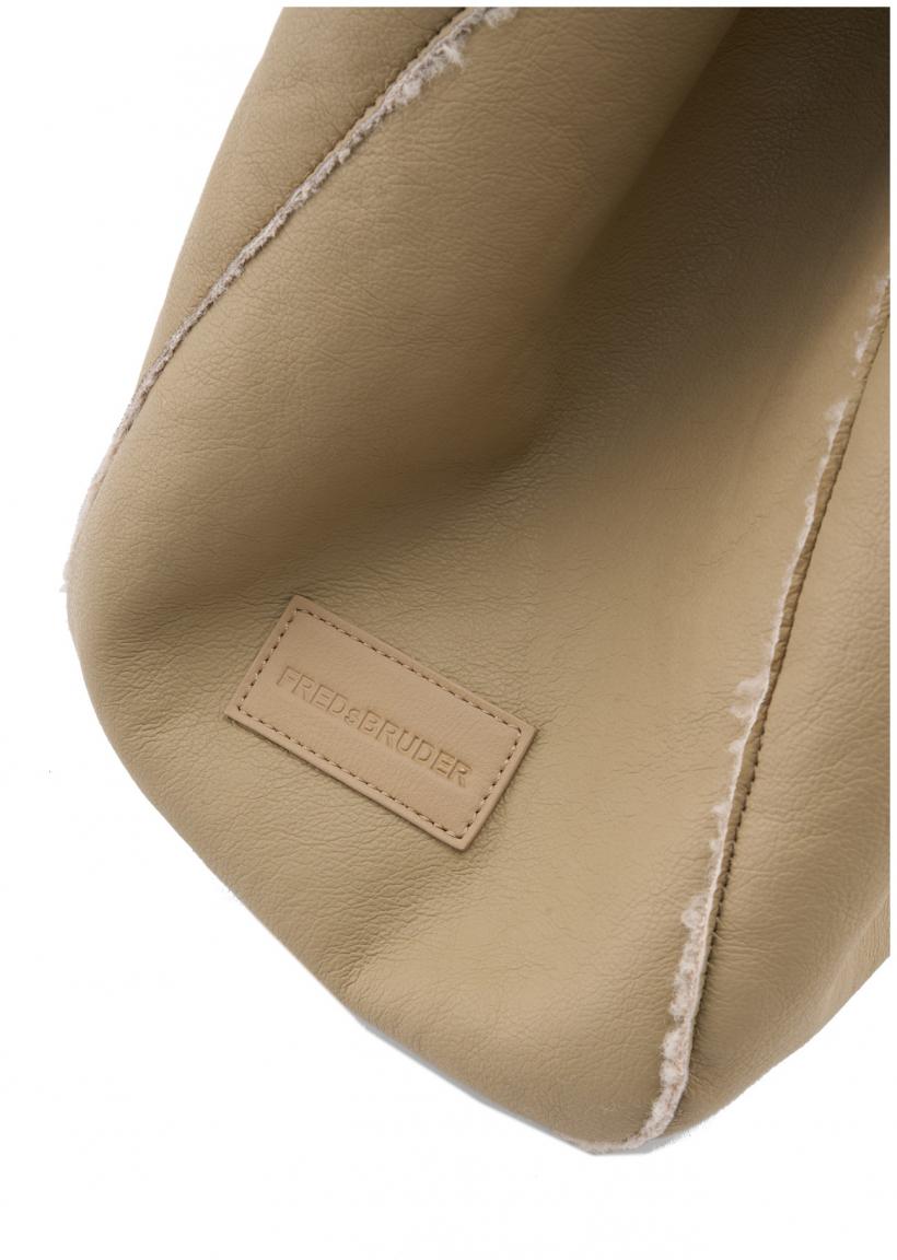 Shearlingoptik Henkeltasche Take All You Need Dark Cream FREDsBRUDER hellbeige