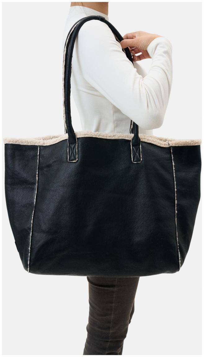 Shearlingoptik Henkeltasche Take All You Need Dark Cream FREDsBRUDER hellbeige