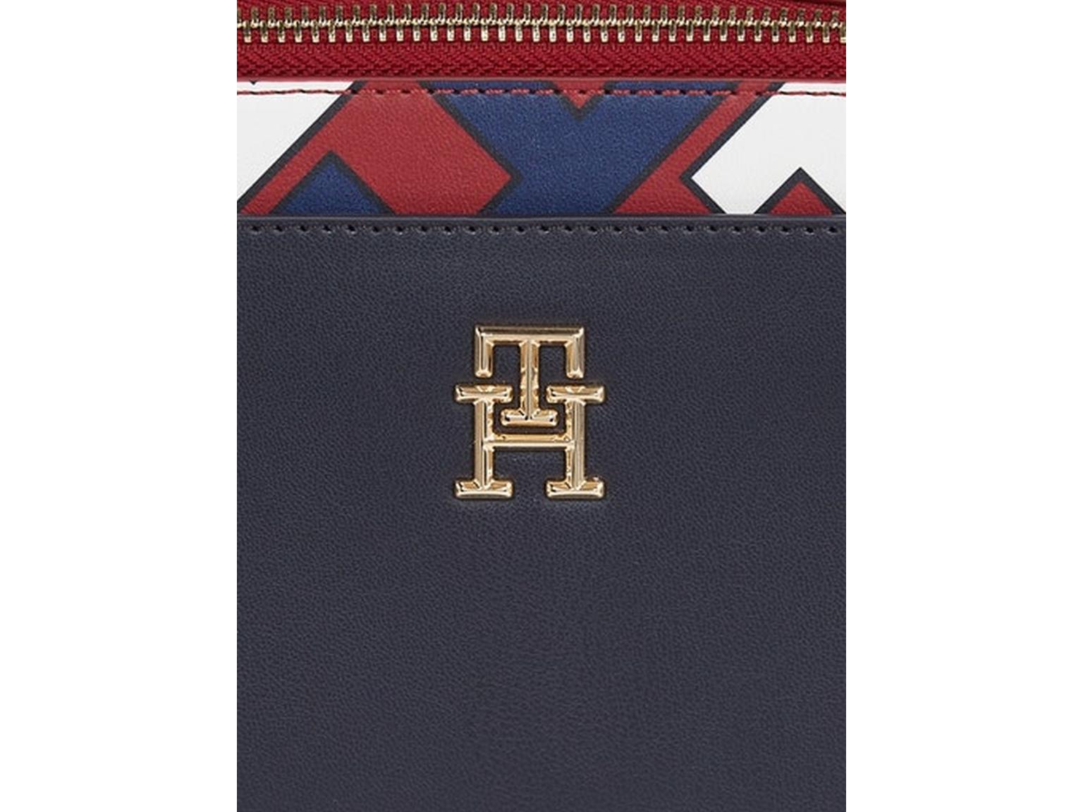 Statementtasche Tommy Hilfiger Iconic Trunk Monogram Blau Markeninitialien Druck 