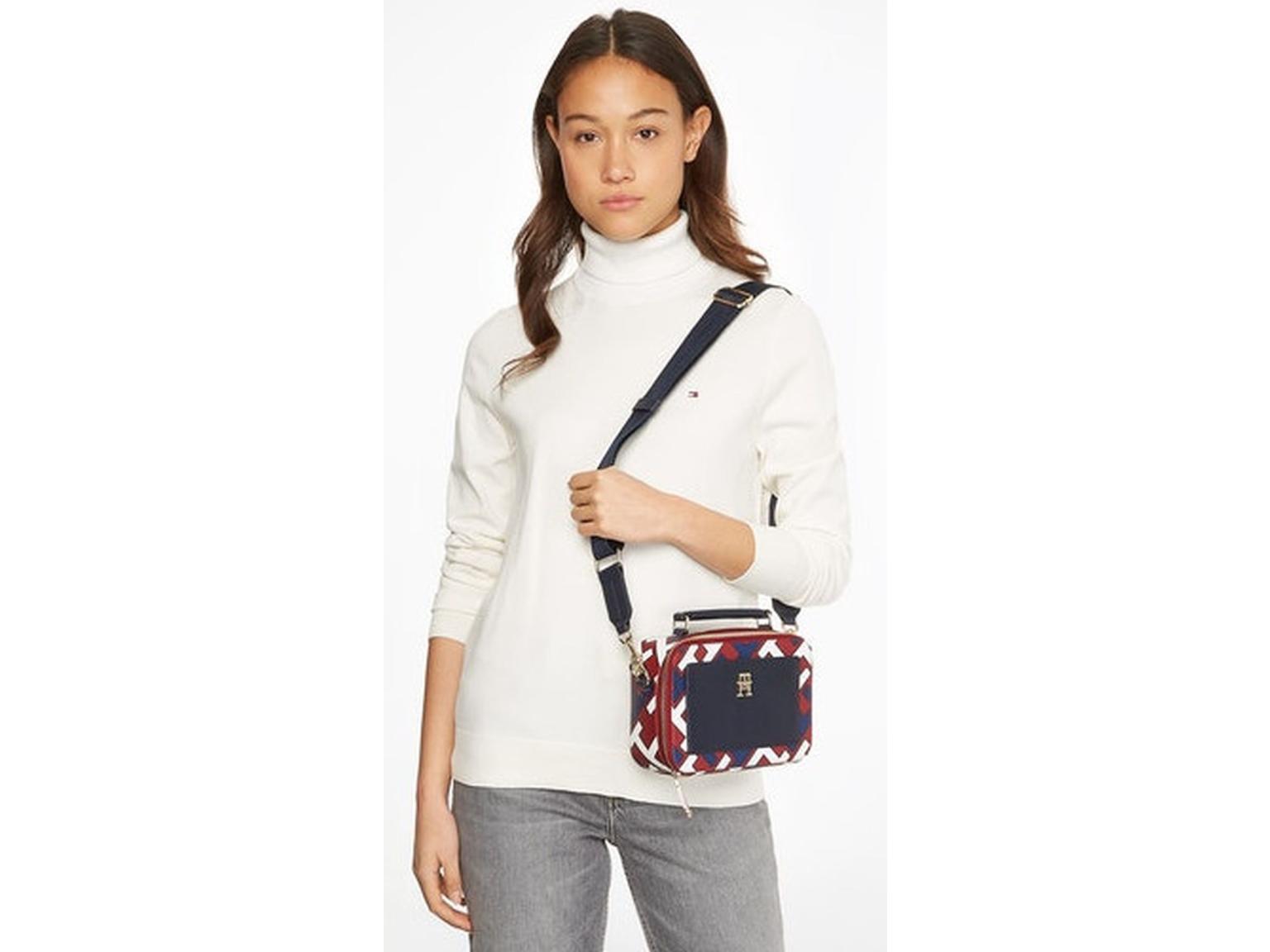 Statementtasche Tommy Hilfiger Iconic Trunk Monogram Blau Markeninitialien Druck 