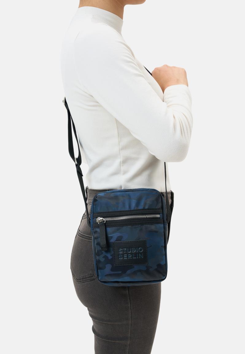 Studio Berlin Rosenthal Shiny Camo Crossovertasche Camouflage - Blau