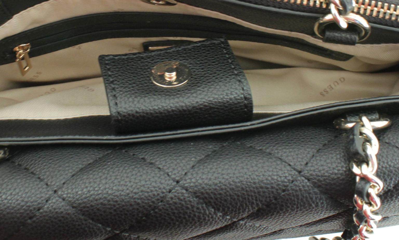 Überschlagtasche Guess Gillian Ketten Schwarz Markenemblem abgesteppt