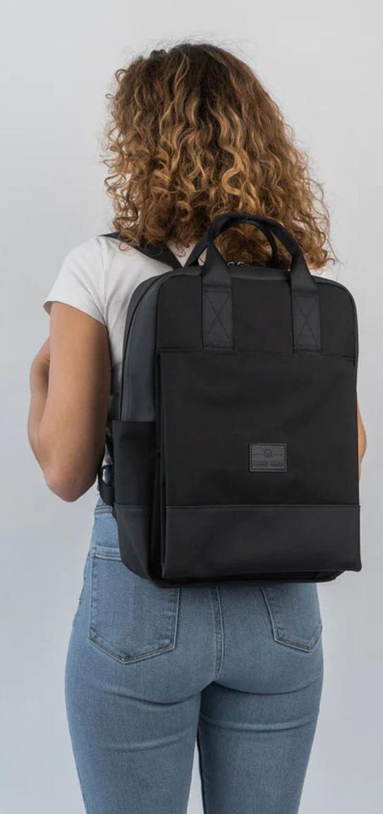 funktionaler Taschenrucksack Jona Large Johnny Urban Schwarz Gymnastikmatte