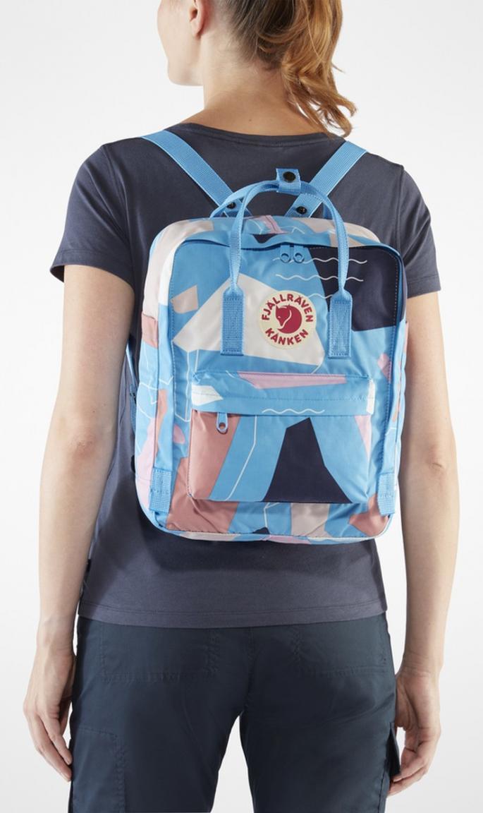 gemusterter Rucksack Fjällräven Kanken Art hellblau rosa