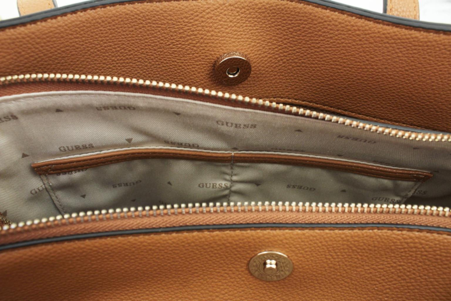 geräumige Damenhandtasche Guess Meridian Cognac braun Anhänger