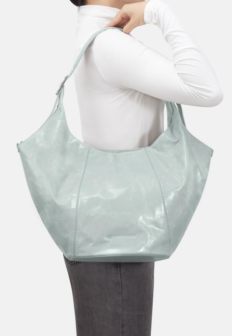 große Beuteltasche dunkelgrün glänzend Les Visionnaires Amelie Crinkle Finch