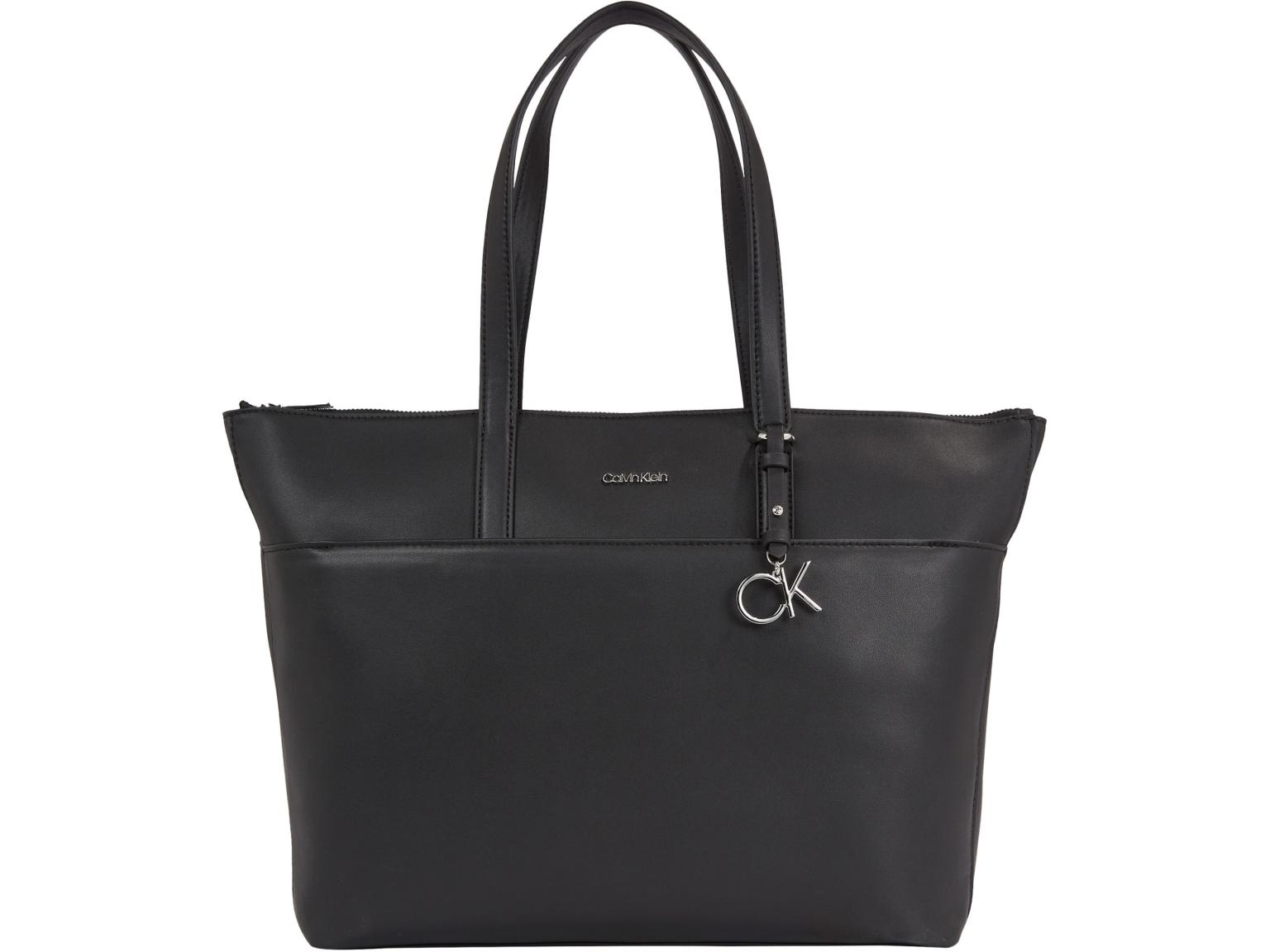 klassischer Shopper CK Must Calvin Klein schwarz Monogrammanhänger