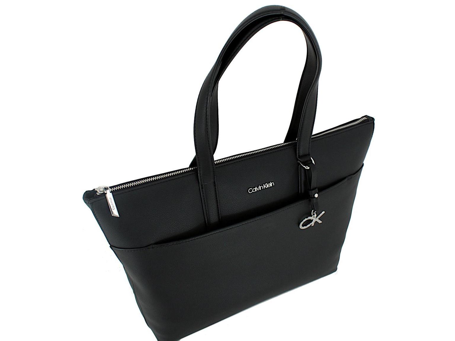 klassischer Shopper CK Must Calvin Klein schwarz Monogrammanhänger