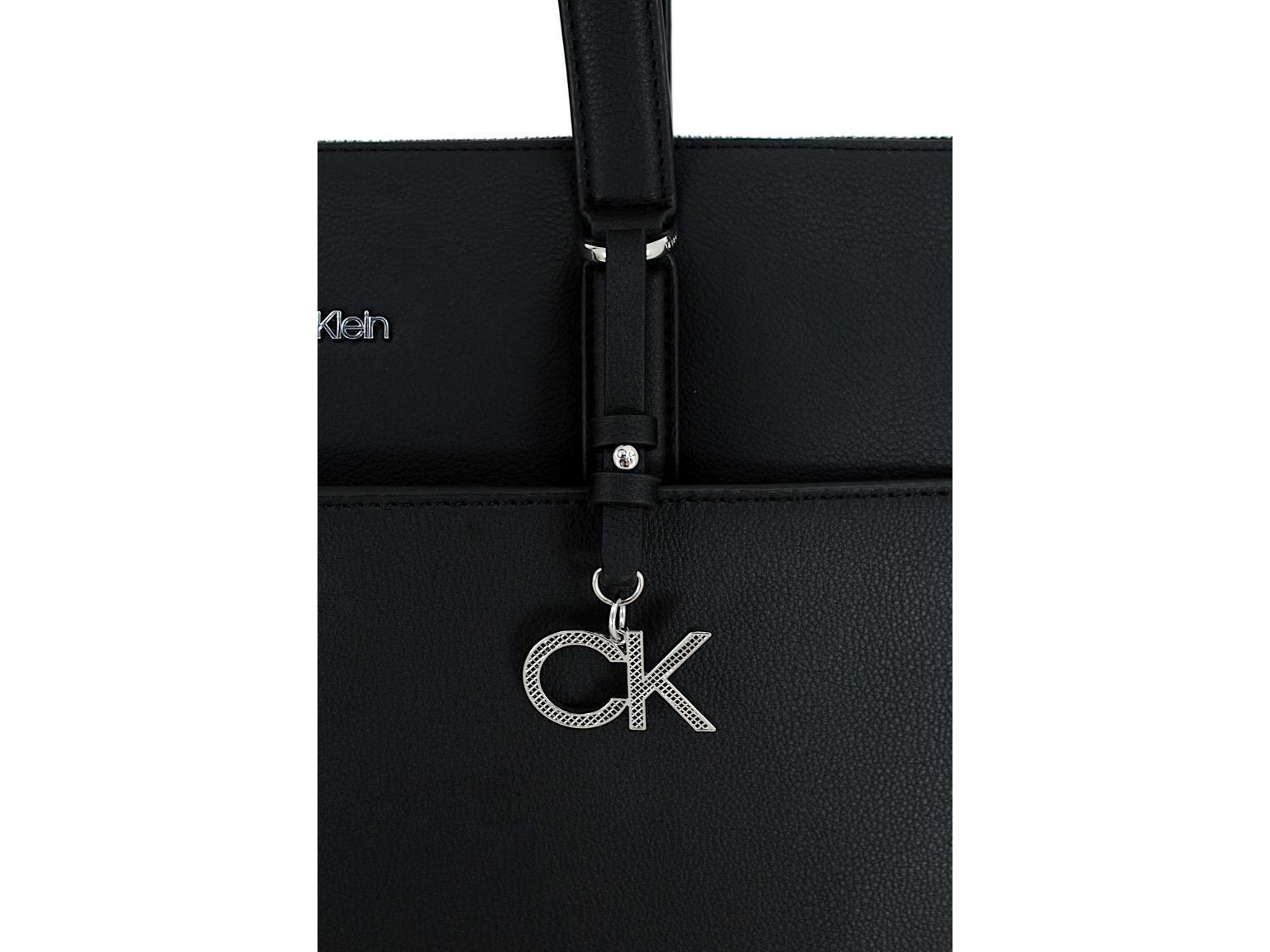 klassischer Shopper CK Must Calvin Klein schwarz Monogrammanhänger