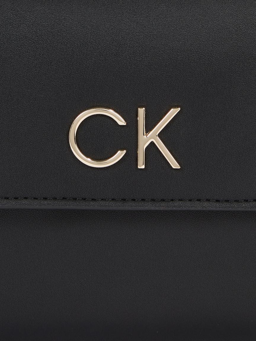zweigeteilte Crossovertasche Calvin Klein Re-Lock Überschlag schwarz