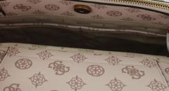 Kurzgrifftasche Guess Centre Stage Shell Logo Beige Rosa Messing