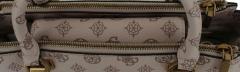 Kurzgrifftasche Guess Centre Stage Shell Logo Beige Rosa Messing