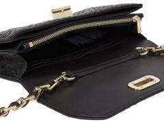 Ledertasche Hilfiger Day To Night Turnlock Black Initialienmuster 