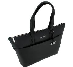 klassischer Shopper CK Must Calvin Klein schwarz Monogrammanhänger
