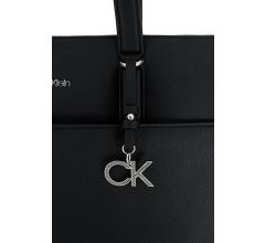 klassischer Shopper CK Must Calvin Klein schwarz Monogrammanhänger