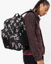 stylischer Backpack Uni Eastpak Pinzip Mash Core Schwarz Buchstaben Design
