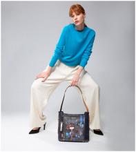 dunkelblaue Beuteltasche bunt Print Anekke Contemporary Japan Großstadt