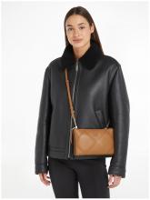 Calvin Klein Re-Lock Quilt Crossbody Pochette mit Kettenhenkel hellbraun