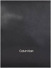 Hobotasche mit geprägtem Riemen Calvin Klein Gracie Shoulder Bag schwarz