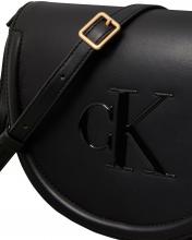 Satteltasche Calvin Klein klassisch schwarz Raised Crossbody Überschlag