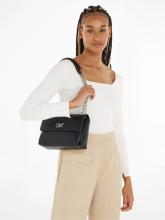 2. Wahl Calvin Klein Re-Lock geprägte Schultertasche schwarz Monogramm