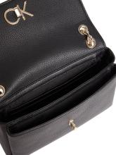 2. Wahl Calvin Klein Re-Lock geprägte Schultertasche schwarz Monogramm