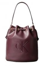 Calvin Klein Beuteltasche mit Tunnelsystem Raised CK Fudge Bordeaux 