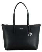 klassische Shoppertasche schwarz Monogrammanhänger Calvin Klein CK Must