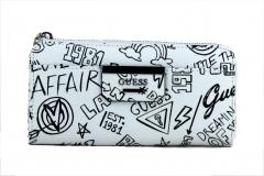 Guess Damenbörse Reißverschluss Bobbi Graffiti Schrift weiß