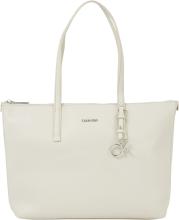 CK Must Henkeltasche Small Stoney Beige Calvin Klein Logoanhänger